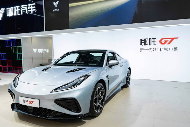 惠州114哪吒汽车在智能汽车领域的表现，领途汽车在新能源汽车市场中的影响力